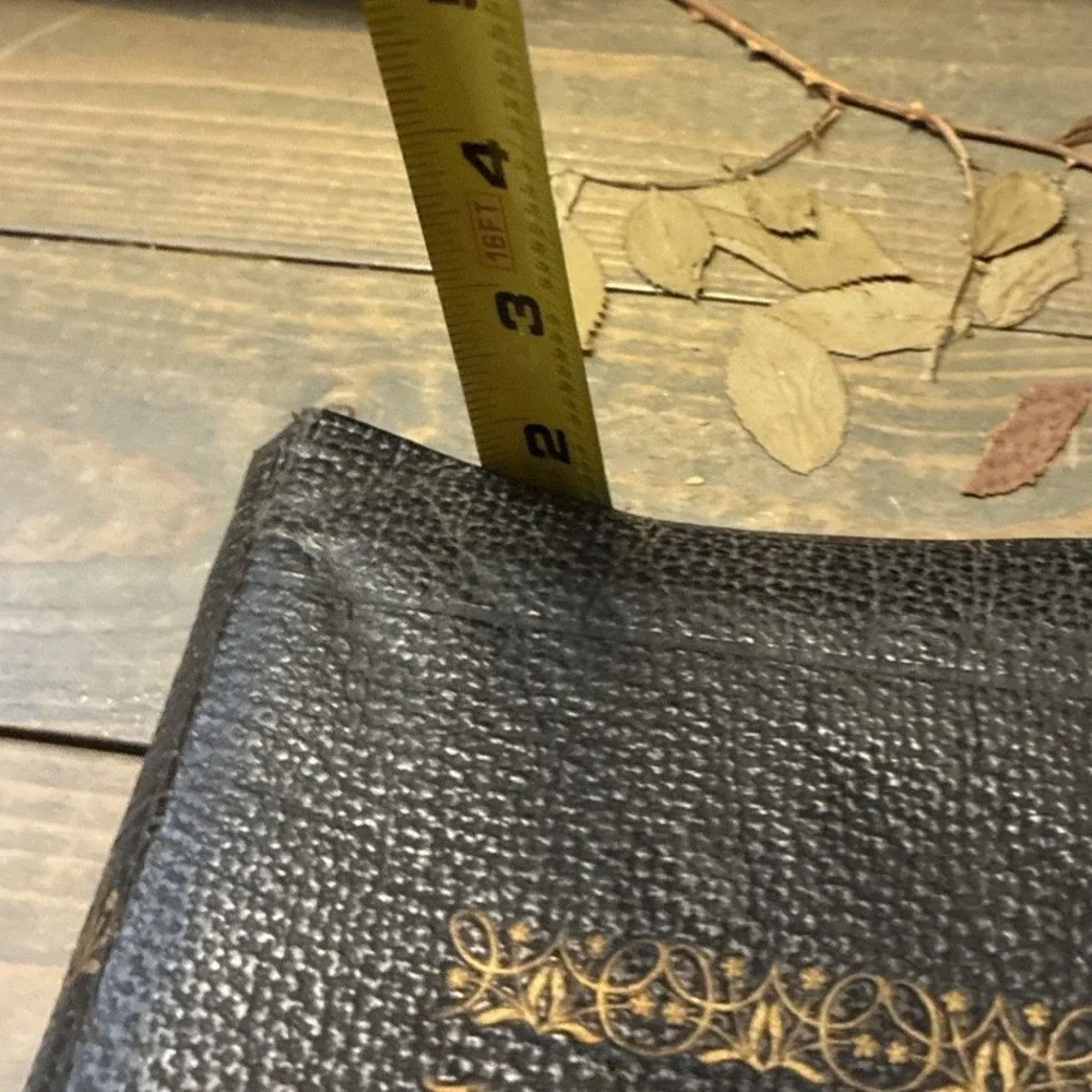 The Holy Bible: The Good Leader Bible (1946 Leather) Goodwill Distributors Large
